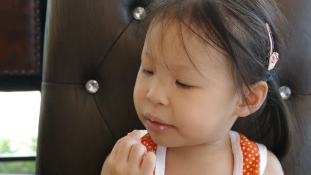 Menina comendo chocolate branco — Vídeo de Stock