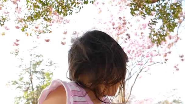 Menina dançando e sorrisos no belo jardim — Vídeo de Stock