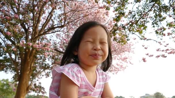 Gyönyörű kertben mosolygós kislány — Stock videók