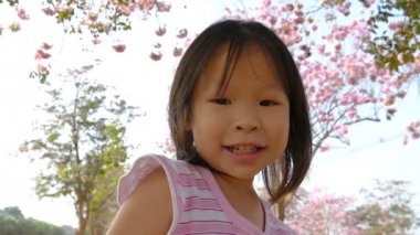 güzel bahçede gülümseyen kız