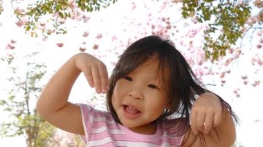 Kız bahçede komik surat yapıyor