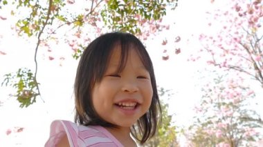 güzel bahçede gülümseyen kız