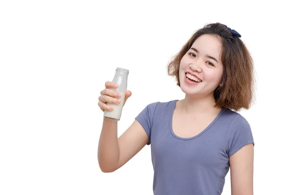 女の子は、白い背景の上の牛乳を飲む — ストック写真