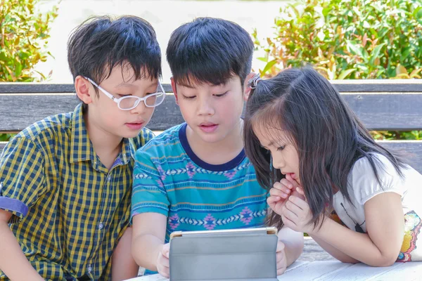 Crianças jogando jogos no computador tablet — Fotografia de Stock