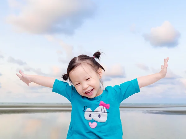 Girl on the beach with sky background — Stock Photo, Image