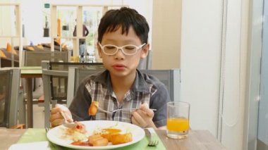 Kahvaltı restoranda çocuk