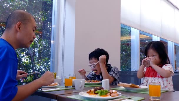 父が彼の子供たちと朝食 — ストック動画