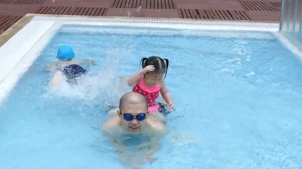 父亲和女儿在游泳池里玩 — 图库视频影像