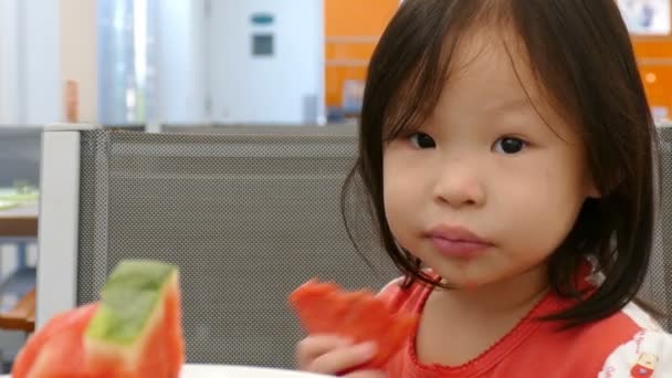 Κορίτσι τρώει καρπούζι. — Αρχείο Βίντεο