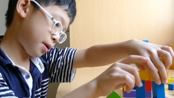 Young boy stacking blocks — Stock Video