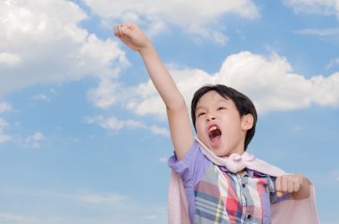 Çocuk süper kahraman olmak gibi davran