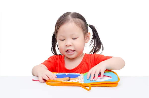 Niña leyendo libro sobre fondo blanco — Foto de Stock