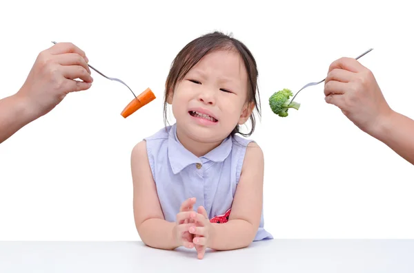Girl don't want to eat vegetables — Stock Photo, Image