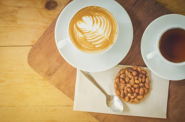 Xícara de café e chá com lanche — Fotografia de Stock