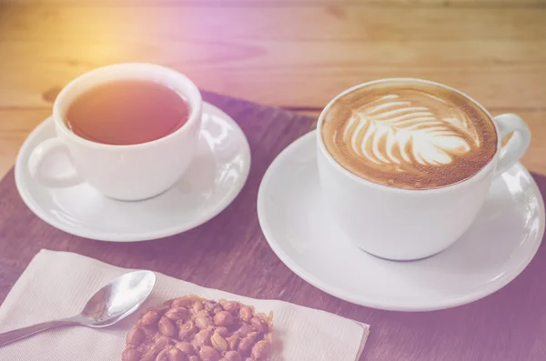 Чашка кофе и чай на столе — стоковое фото