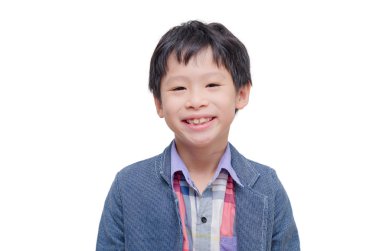 Beyaz arka plan üzerinde gülümseyen çocuk