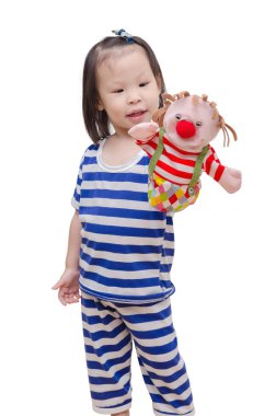 kukla ile beyaz üzerinde oynayan kız