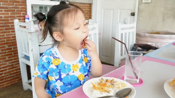 Kleines Mädchen beim Mittagessen — Stockvideo