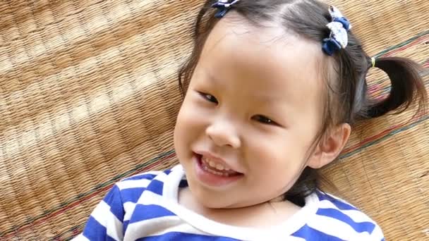 A kislány nevetett, lassú mozgás — Stock videók