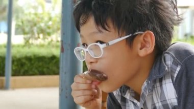 dondurma ile zevk çocuk