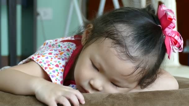 Menina deitado no grande travesseiro — Vídeo de Stock