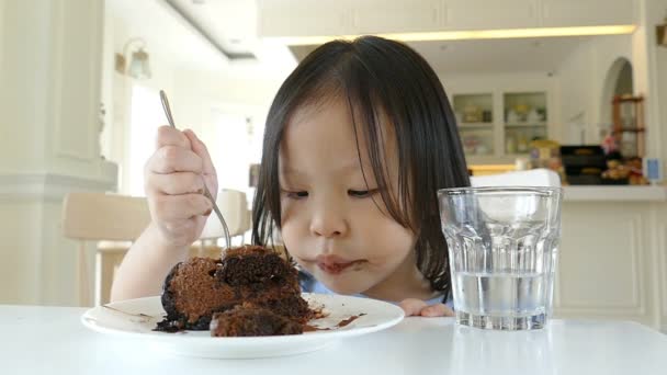 Девушка ест торт, замедленная съемка — стоковое видео