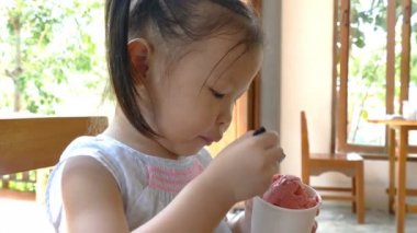 Küçük kız dondurma yiyor.