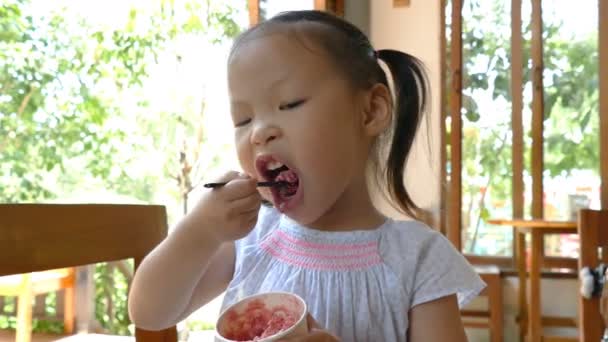 Ragazza mangiare gelato da cucchiaio — Video Stock