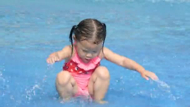 Ragazza divertirsi con acqua in piscina — Video Stock