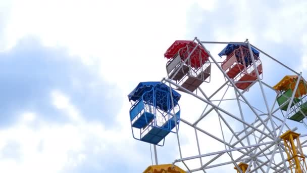 Ferris wheel rotating with sky background — Stock Video