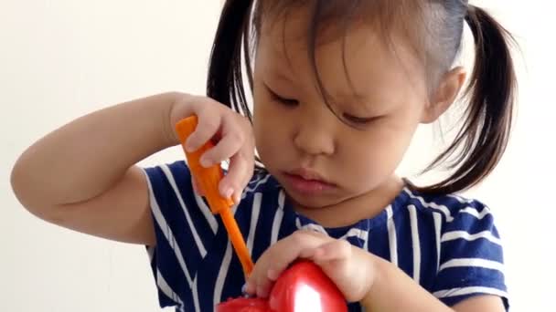Girl using screwdriver with her toy — Stock Video