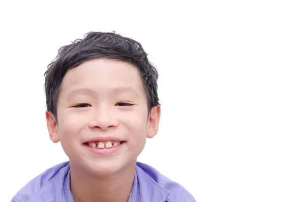 Junge lächelt über weißem Hintergrund — Stockfoto