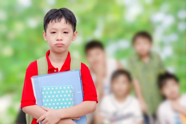 Chlapec smutně škol ve škole — Stock fotografie