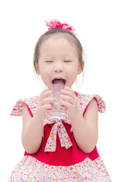 Bambina che beve acqua dal vetro — Foto Stock