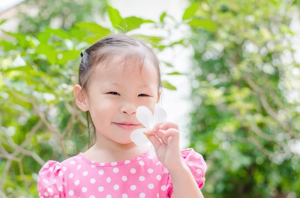 Bambina in giardino durante l'estate — Foto Stock