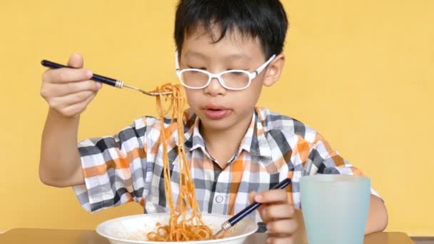 Pojken äta spaghetti — Stockvideo