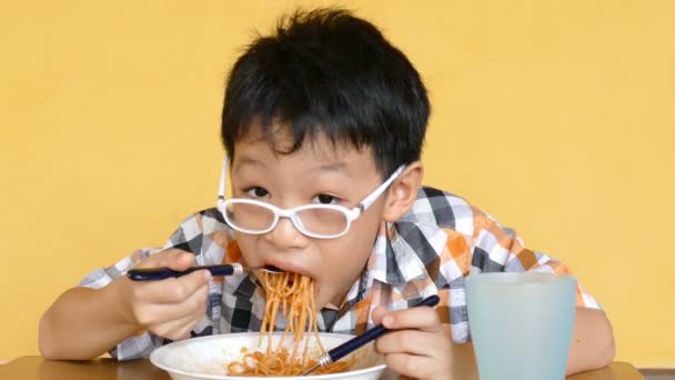 Boy eating spaghetti — Stock Video