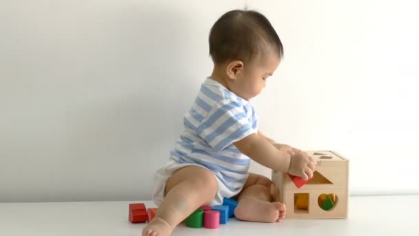 Niño jugando con bloques de madera — Vídeo de stock