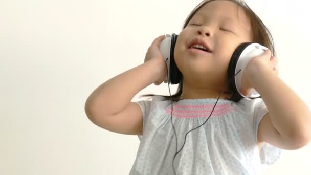 Девочка слушает музыку в наушниках — стоковое видео