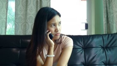 Güzel kız arkadaşı ile cep telefonuyla konuşuyor 