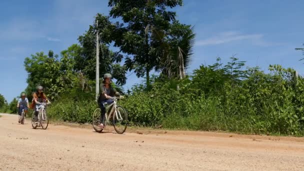 Ciclista estão de bicicleta no campo — Vídeo de Stock