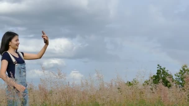 Chica joven tomando su foto por teléfono inteligente — Vídeos de Stock