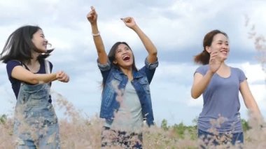 Kızlar dans alanında