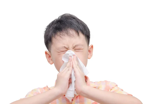 Menino limpa o nariz por papel tissue — Fotografia de Stock