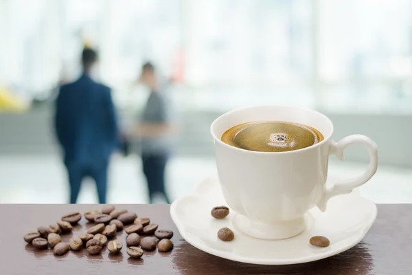 Café quente na mesa com fundo desfocado — Fotografia de Stock