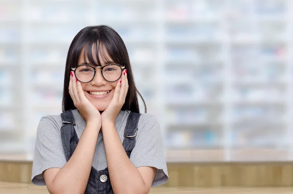 Mädchen lächelt Bibliothek an — Stockfoto