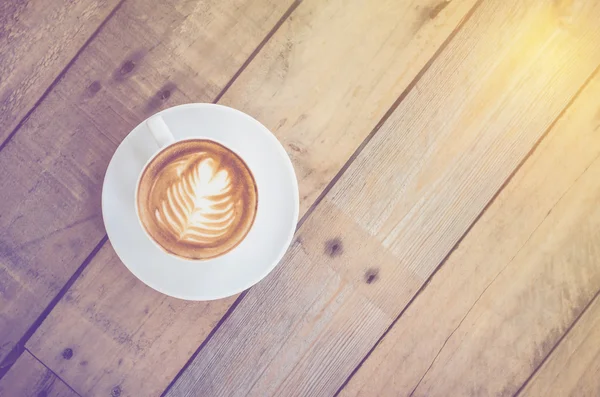 Taza de café sobre mesa de madera con filtro vintage — Foto de Stock