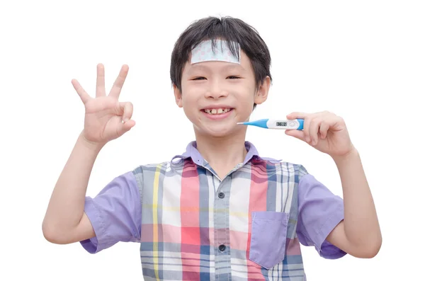 Niño enfermo sosteniendo termómetro digital y sonrisas — Foto de Stock