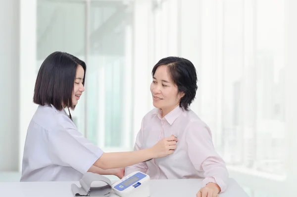 Läkare kontrollera patient av stetoskop — Stockfoto