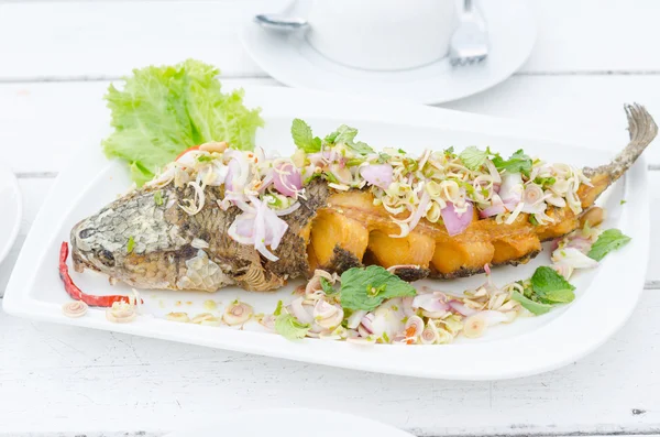 Ikan goreng dengan saus salad harbal — Stok Foto
